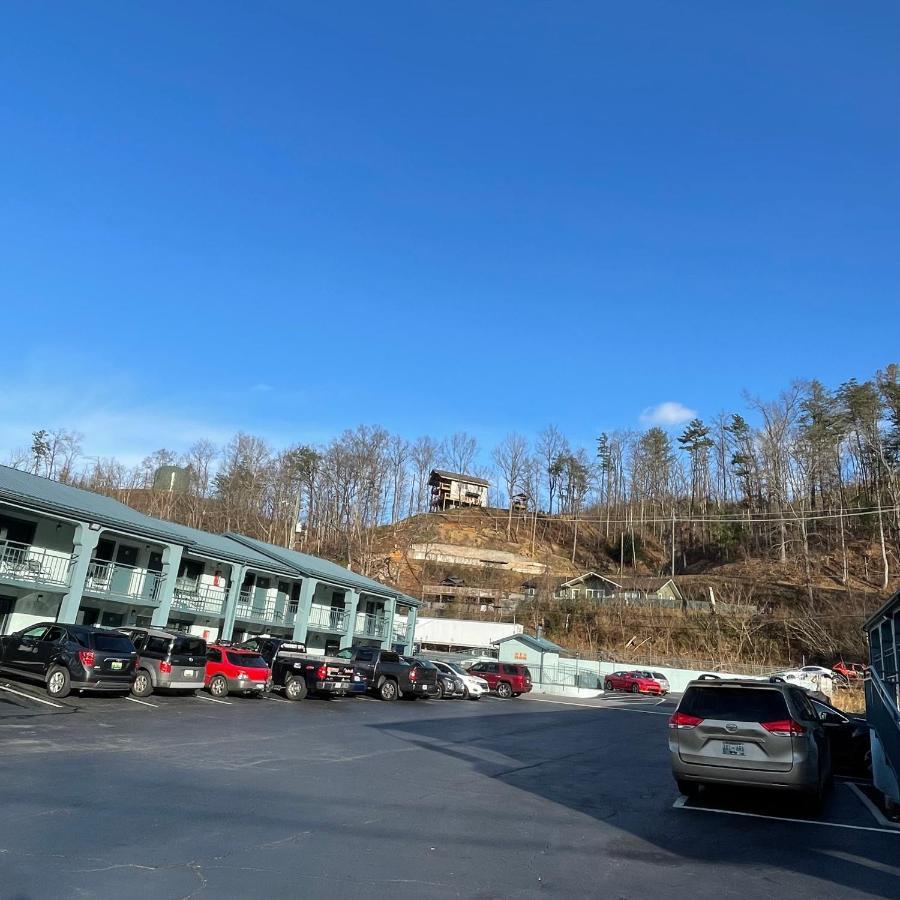 Country Town N' Suites Gatlinburg Eksteriør billede