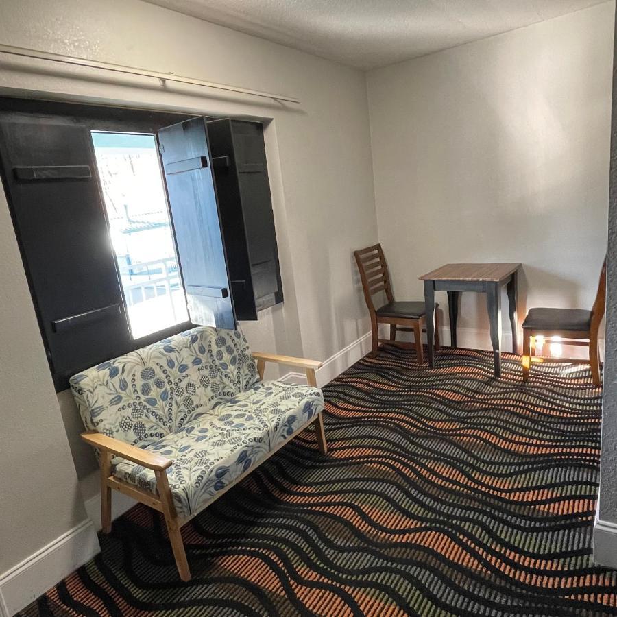 Country Town N' Suites Gatlinburg Eksteriør billede