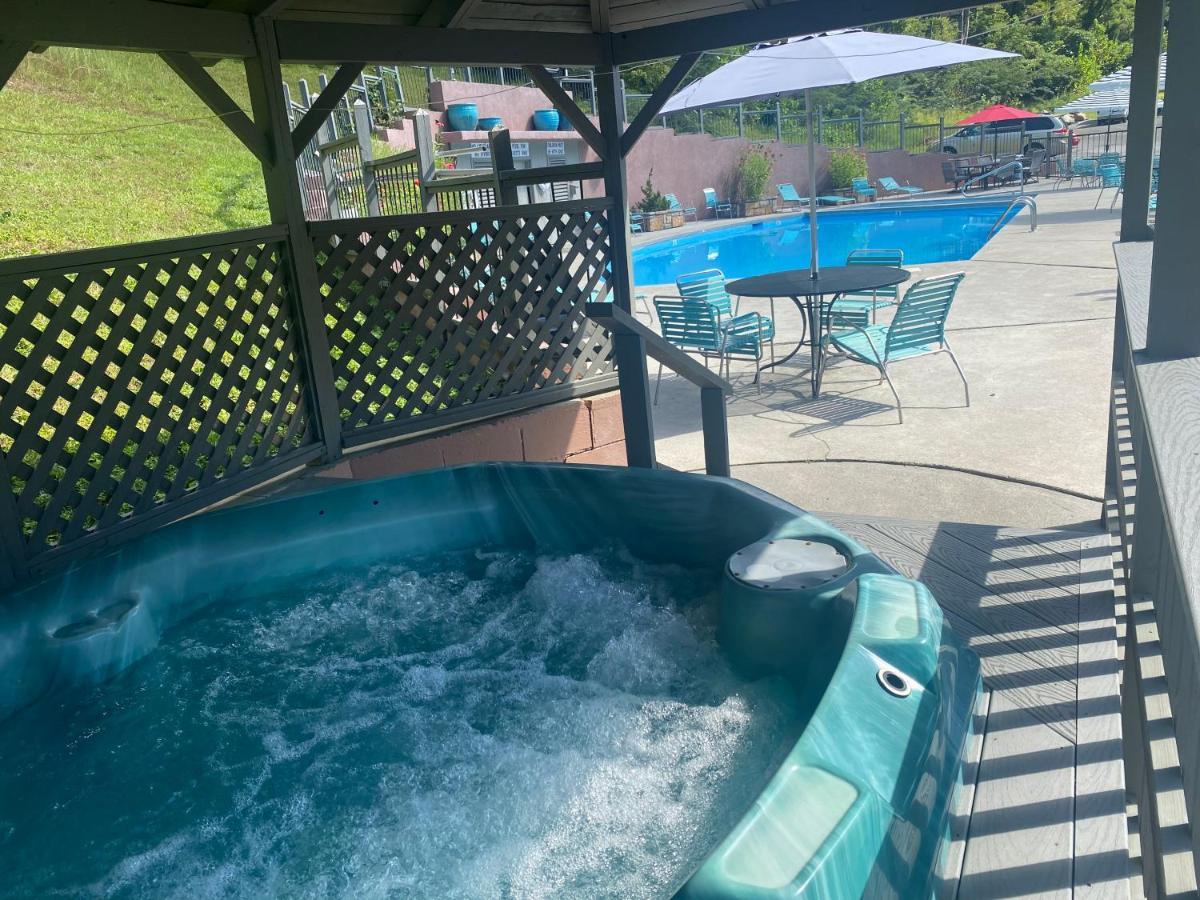Country Town N' Suites Gatlinburg Eksteriør billede