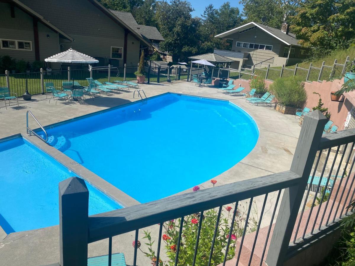 Country Town N' Suites Gatlinburg Eksteriør billede