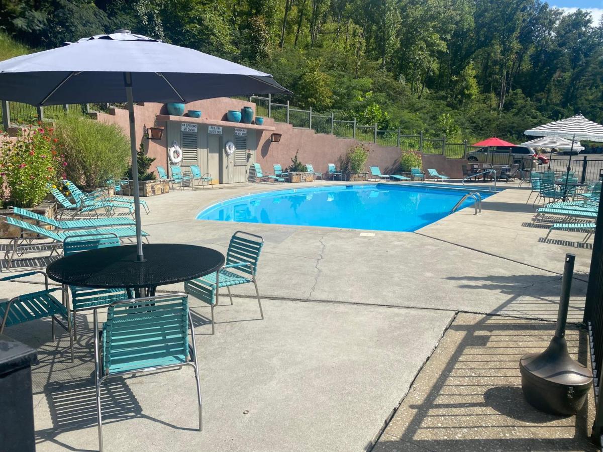 Country Town N' Suites Gatlinburg Eksteriør billede